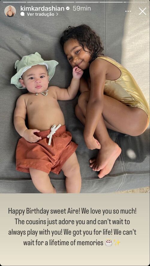 Quem também celebrou o aniversário de Aire foi Kim Kardashian. A influenciadora e ex-esposa de Kanye West publicou nos stories de seu Instagram uma foto de sua filha Chicago com o primo. 