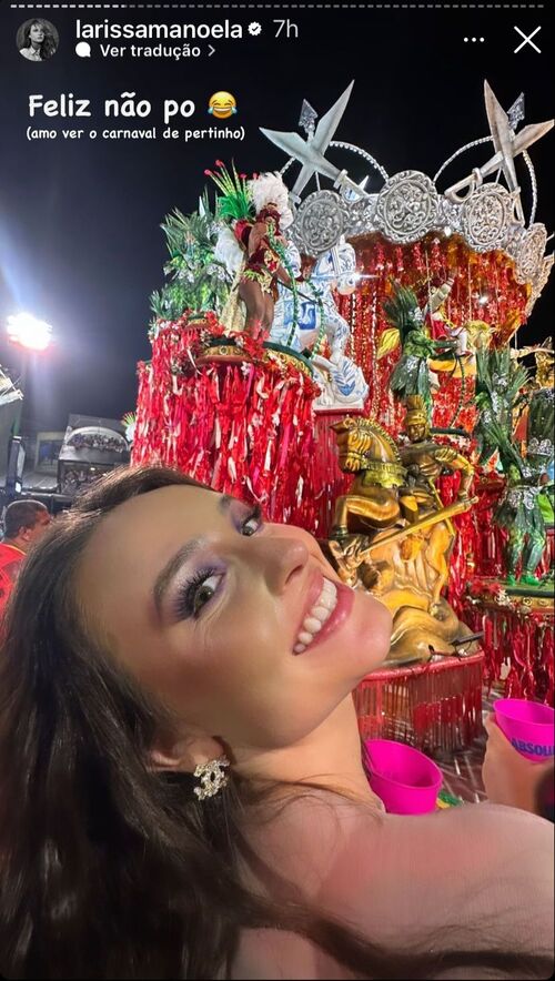 A atriz Larissa Manoela estava só alegria ao acompanhar desfiles das escolas de samba carioca na Sapucaí 