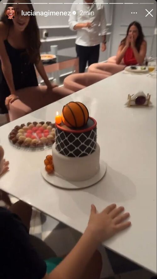 Lorenzo também celebrou seu aniversário com um bolo com tema de basquete.