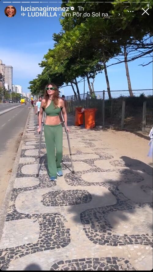 A apresentadora Luciana Gimenez surgiu caminhando com a ajuda de muletas pelo Rio de Janeiro em suas redes sociais 