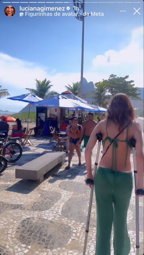 Luciana Gimenez aproveitou seu último dia de Carnaval dando um passeio de muletas pelo Rio de Janeiro. 