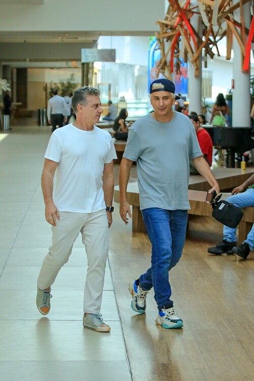  O apresentador Luciano Huck estava acompanhado do comediante Rafael Portugal durante passeio em shopping no Rio de Janeiro 