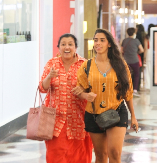 A apresentadora Regina Casé foi fotografada passeando em um shopping no Rio de Janeiro com a filha mais velha Benedita 
