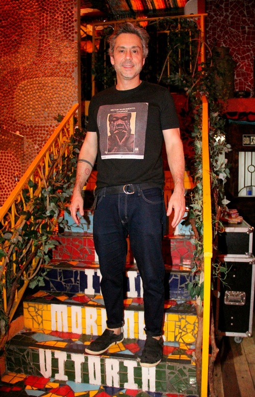 Alexandre Nero que interpreta Stenio, o interesse amoroso de Antonelli na novela, surgiu usando uma camiseta preta estampada com a capa de um álbum de Milton Nascimento e calça jeans. 