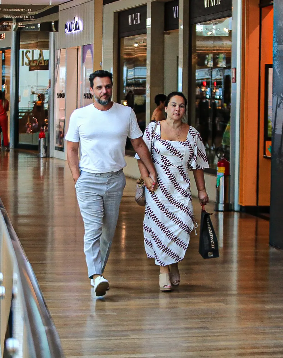 Rodrigo Lombardi curte passeio com a esposa
