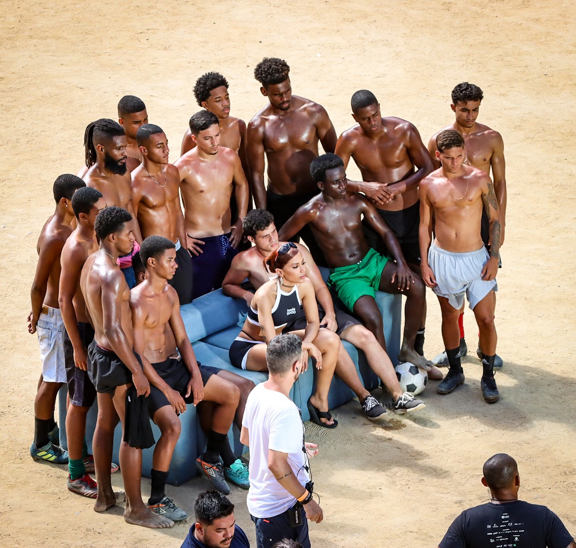 Anitta grava clipe em comunidade no Rio
