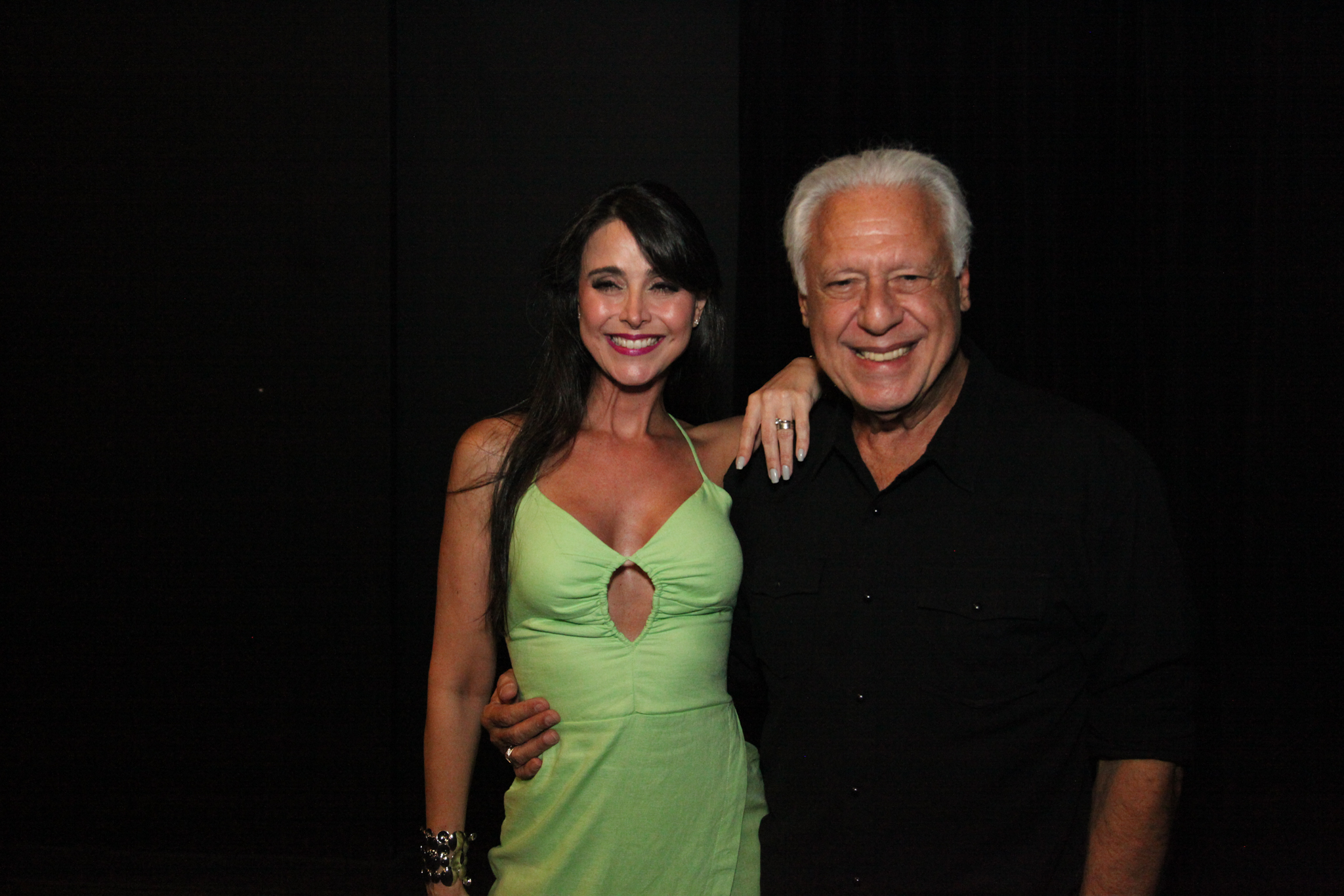 Antonio Fagundes curte noite no teatro com a esposa, Alexandra Martins