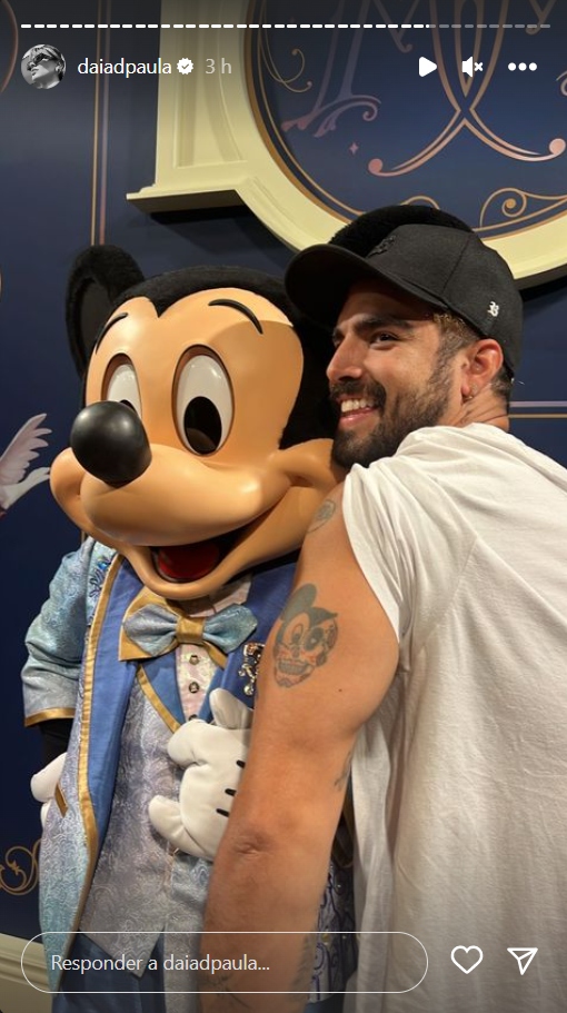 Caio Castro mostra tatuagem do Mickey para o personagem - Créditos: Reprodução / Instagram