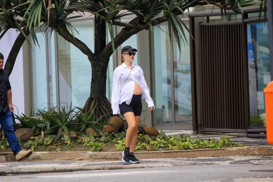 Fiorella Mattheis exibe o barrigão de grávida em passeio no Rio de Janeiro