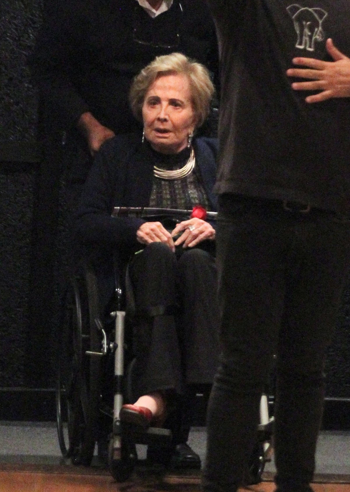 Gloria Menezes é vista de cadeira de rodas em ida ao teatro