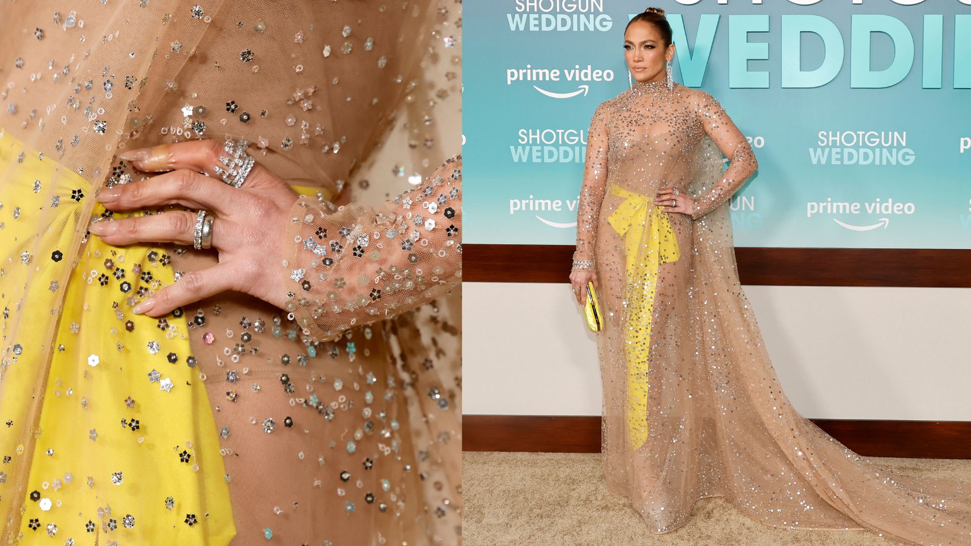 Jennifer Lopez usando o vestido transparente com brilhos dourados e um laço amarelo 