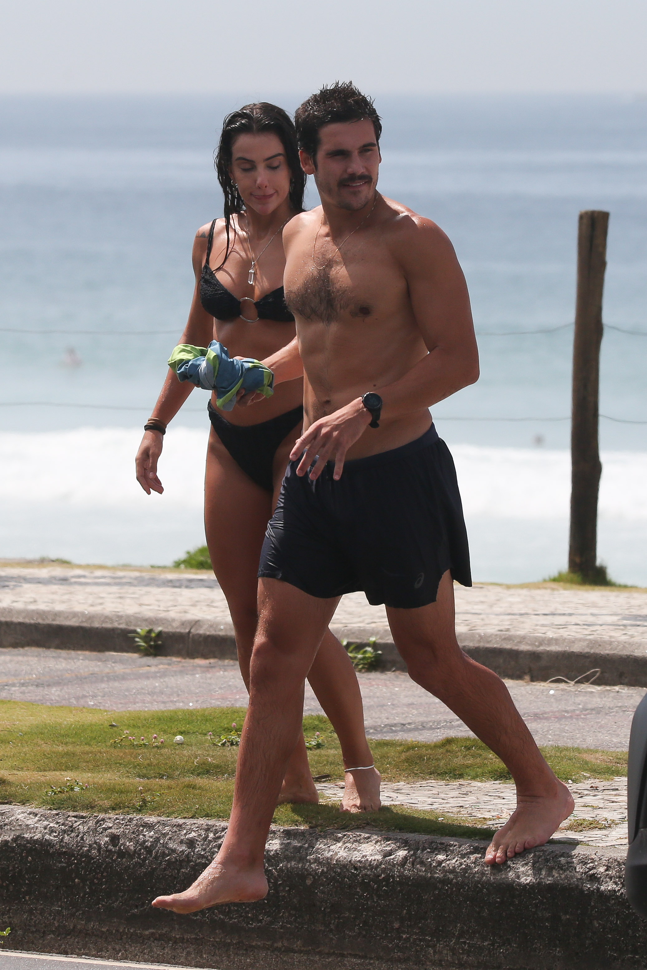 Nicolas Prattes na praia com a namorada