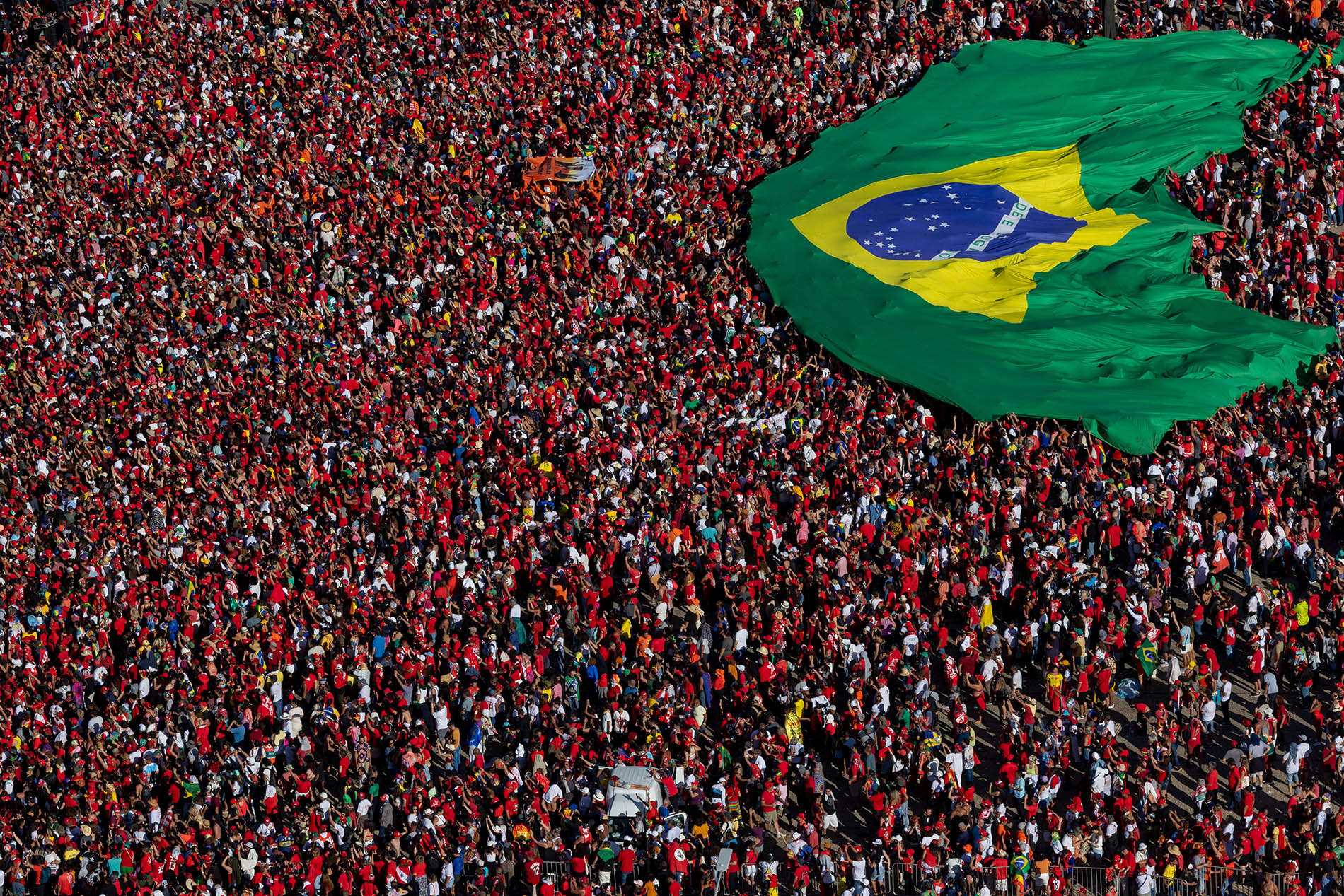 Em ato histórico, Lula toma posse em Brasília
