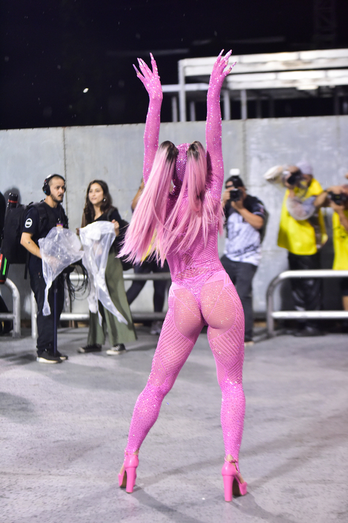 Exibindo boa forma, Sabrina Sato desfila em look rosa com escola de samba de São Paulo 