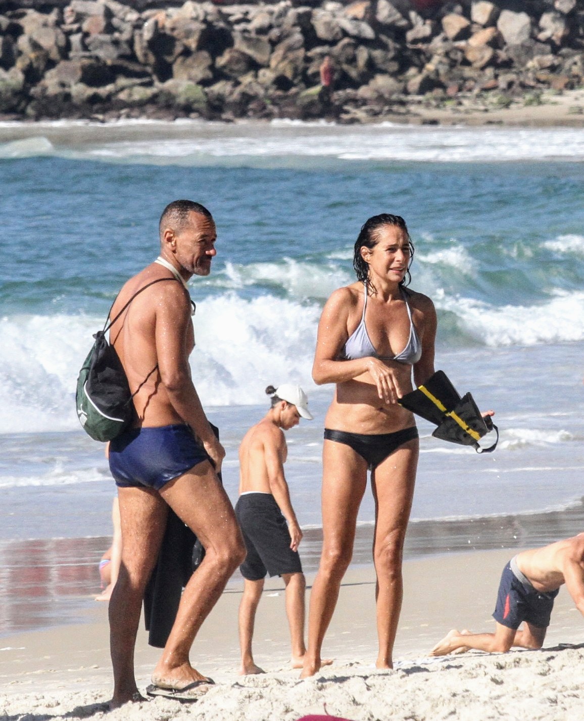 Andréa Beltrão em uma praia no Rio de Janeiro