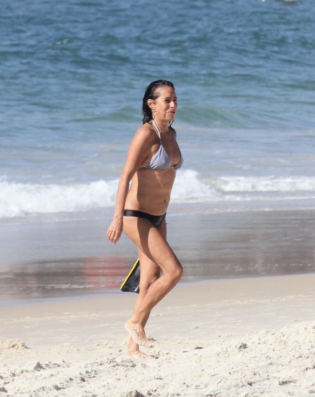 Andréa Beltrão em uma praia no Rio de Janeiro