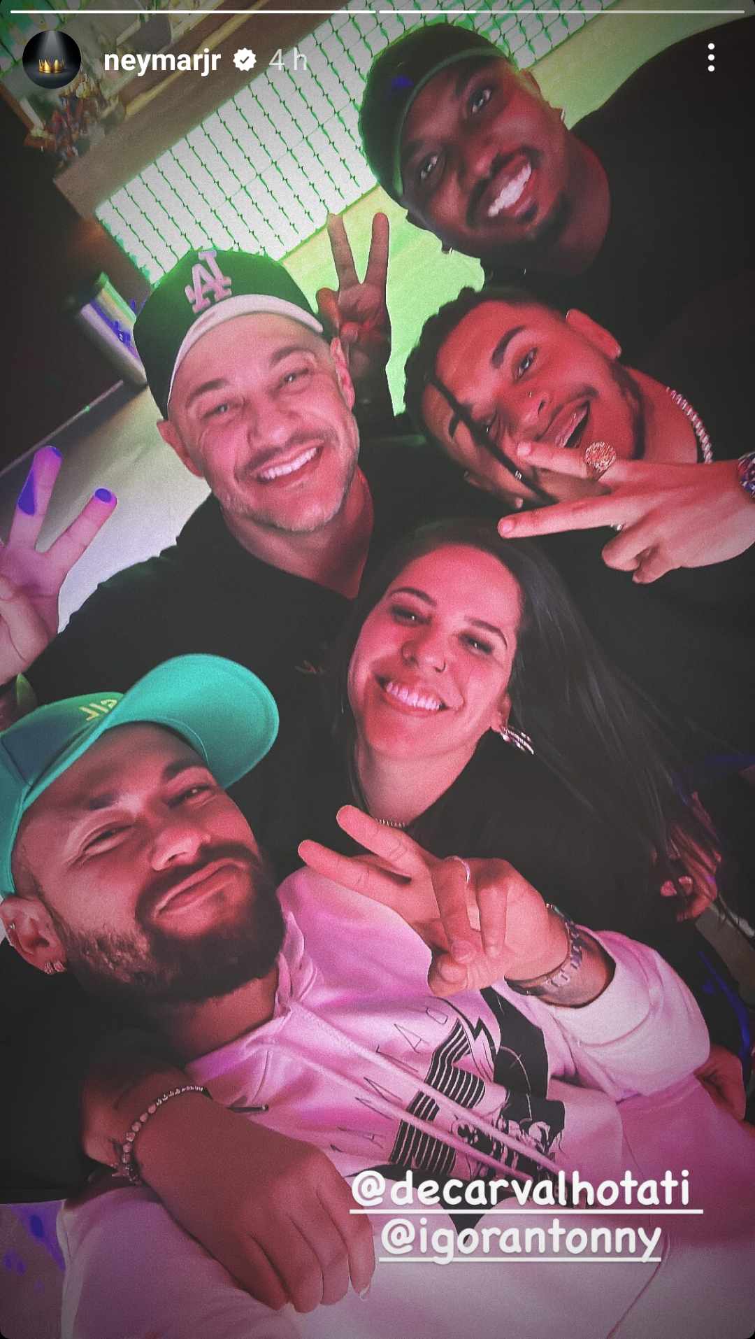 Em meio de polêmicas, Neymar curte férias com amigos em Mangaratiba