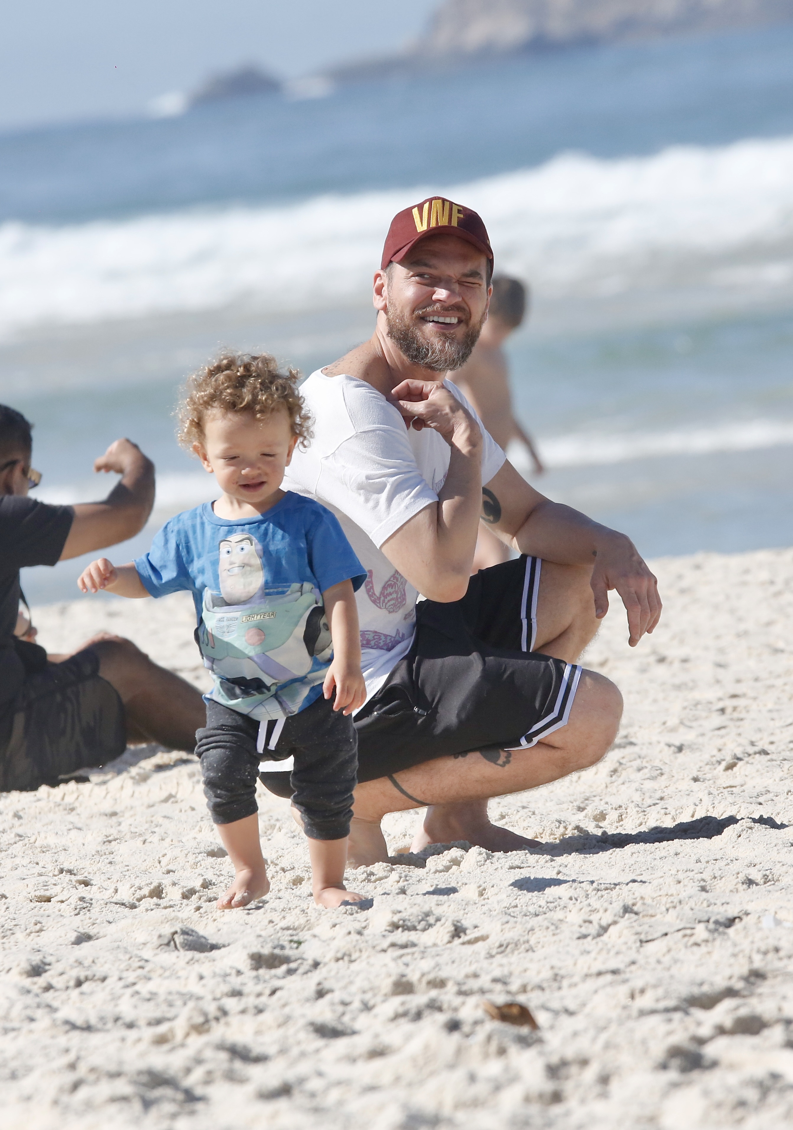 Emilio Dantas aproveita o domingo com a família na praia