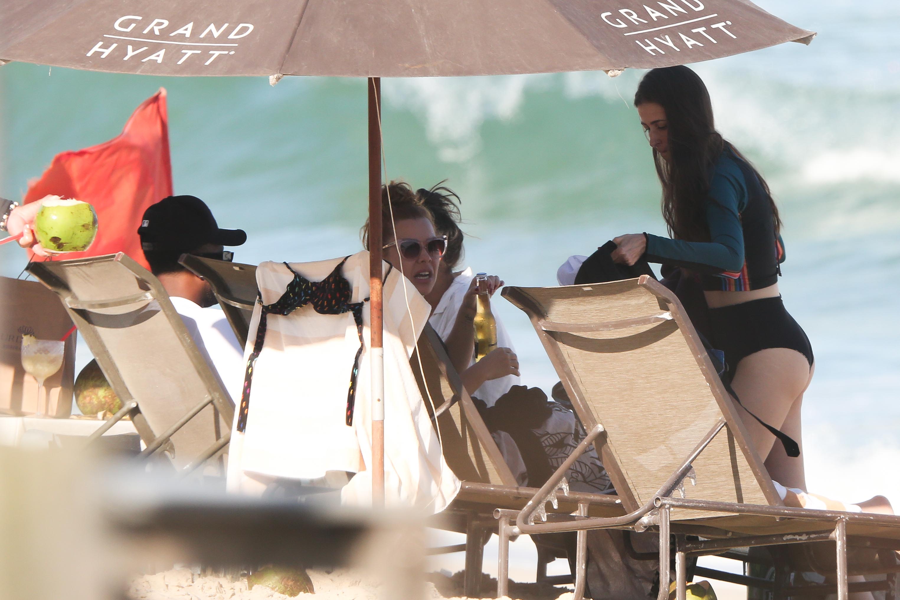 Thiaguinho e Fernanda Souza curtem dia com as namoradas na praia