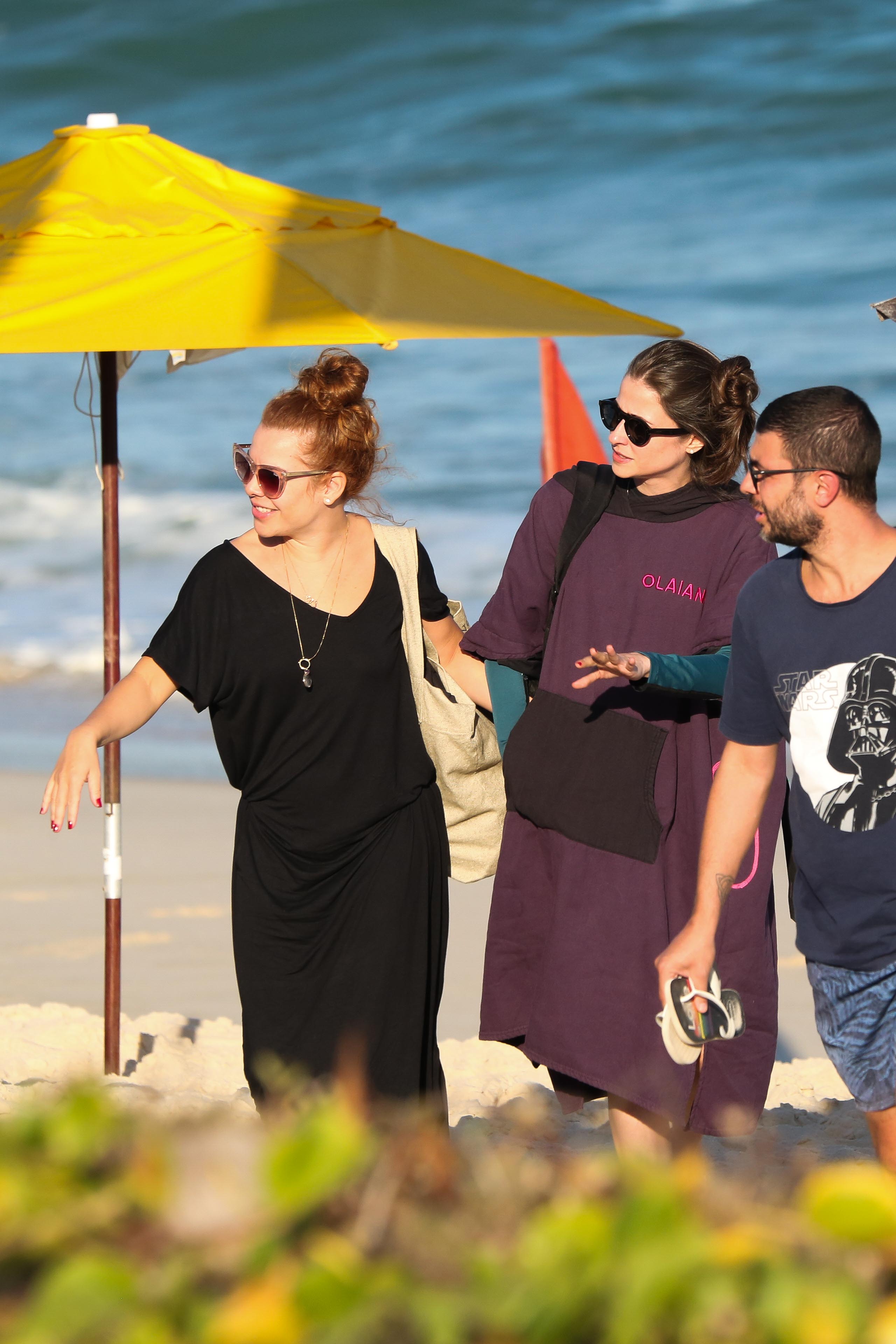 Thiaguinho e Fernanda Souza curtem dia com as namoradas na praia