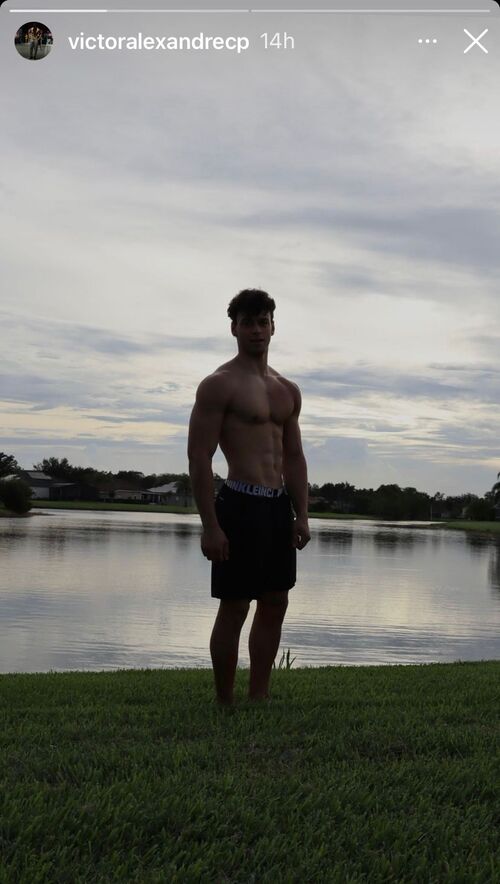 Com 19 anos, o jovem rouba a cena nas redes sociais ao mostrar seus treinos na academia e exibir seu corpo musculoso. 
