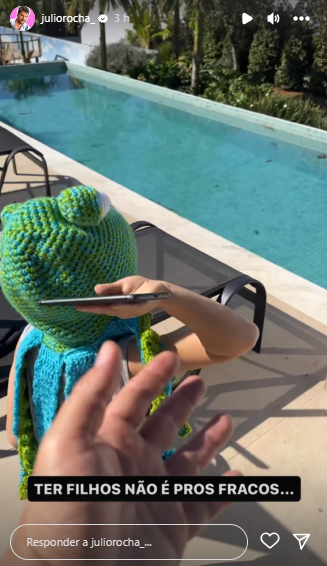 Filho de Julio Rocha joga celular na piscina