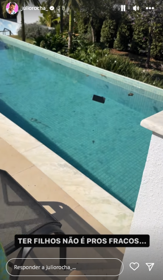 Filho de Julio Rocha joga celular da mãe na piscina