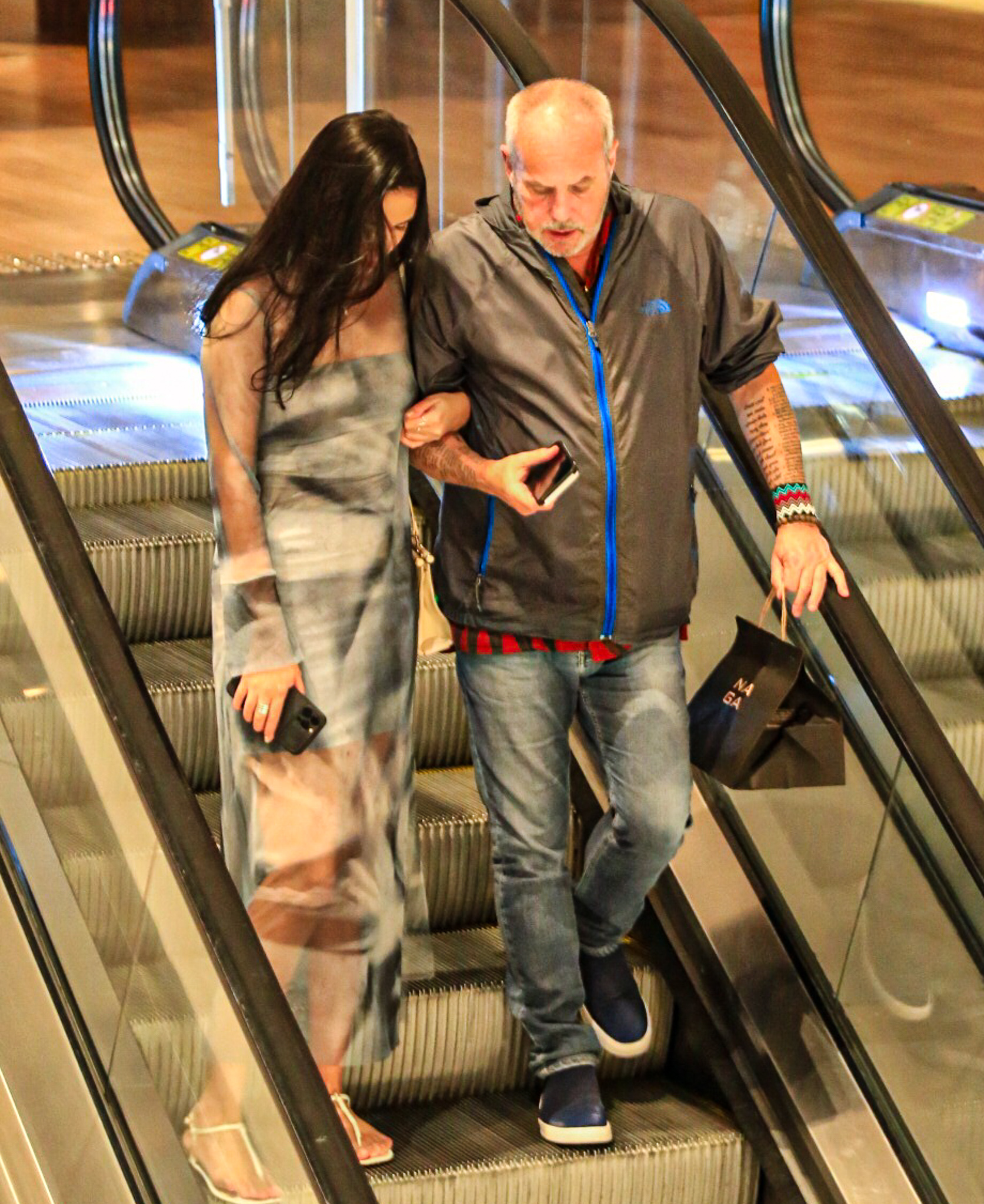 Jayme Monjardim faz rara aparição com a namorada em tarde no shopping