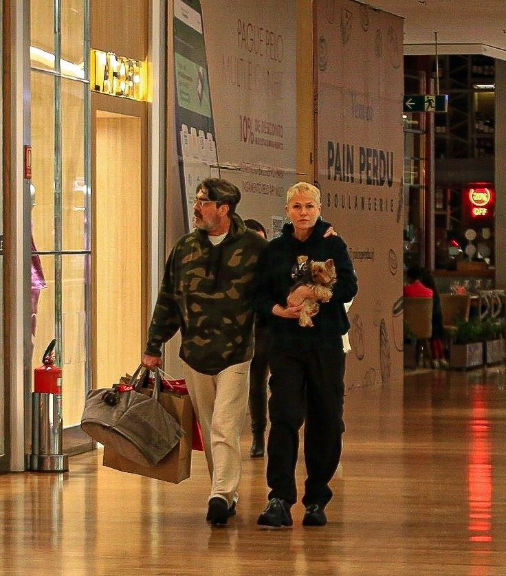 Xuxa Meneghel curte passeio no shopping