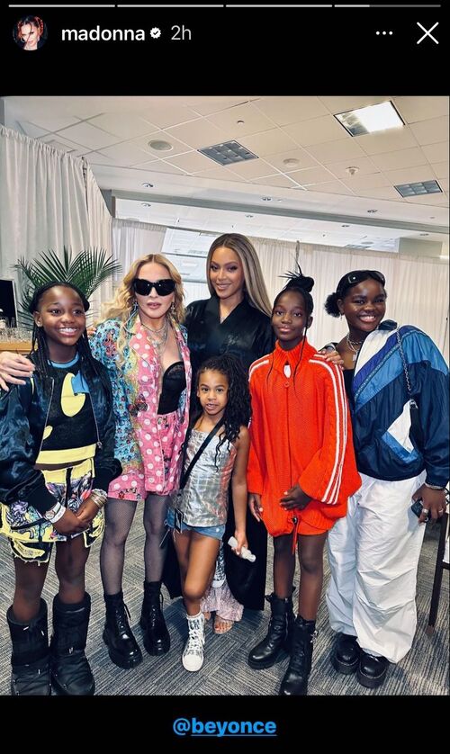 Além de postar os cliques com as filhas, a dona do hit “Like a Virgin” parou a internet ao posar ao lado de Beyoncé e sua filha mais nova, Rumi. 