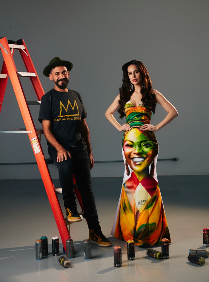 Mia Mamede passa a coroa de Miss Brasil com vestido pintado por Kobra