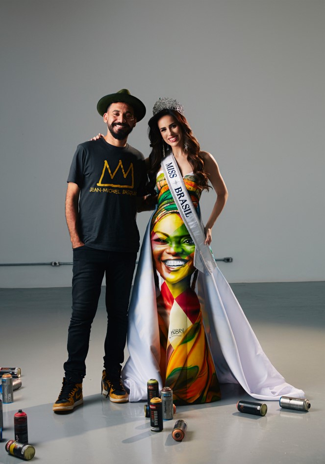 Mia Mamede passa a coroa de Miss Brasil com vestido pintado por Kobra