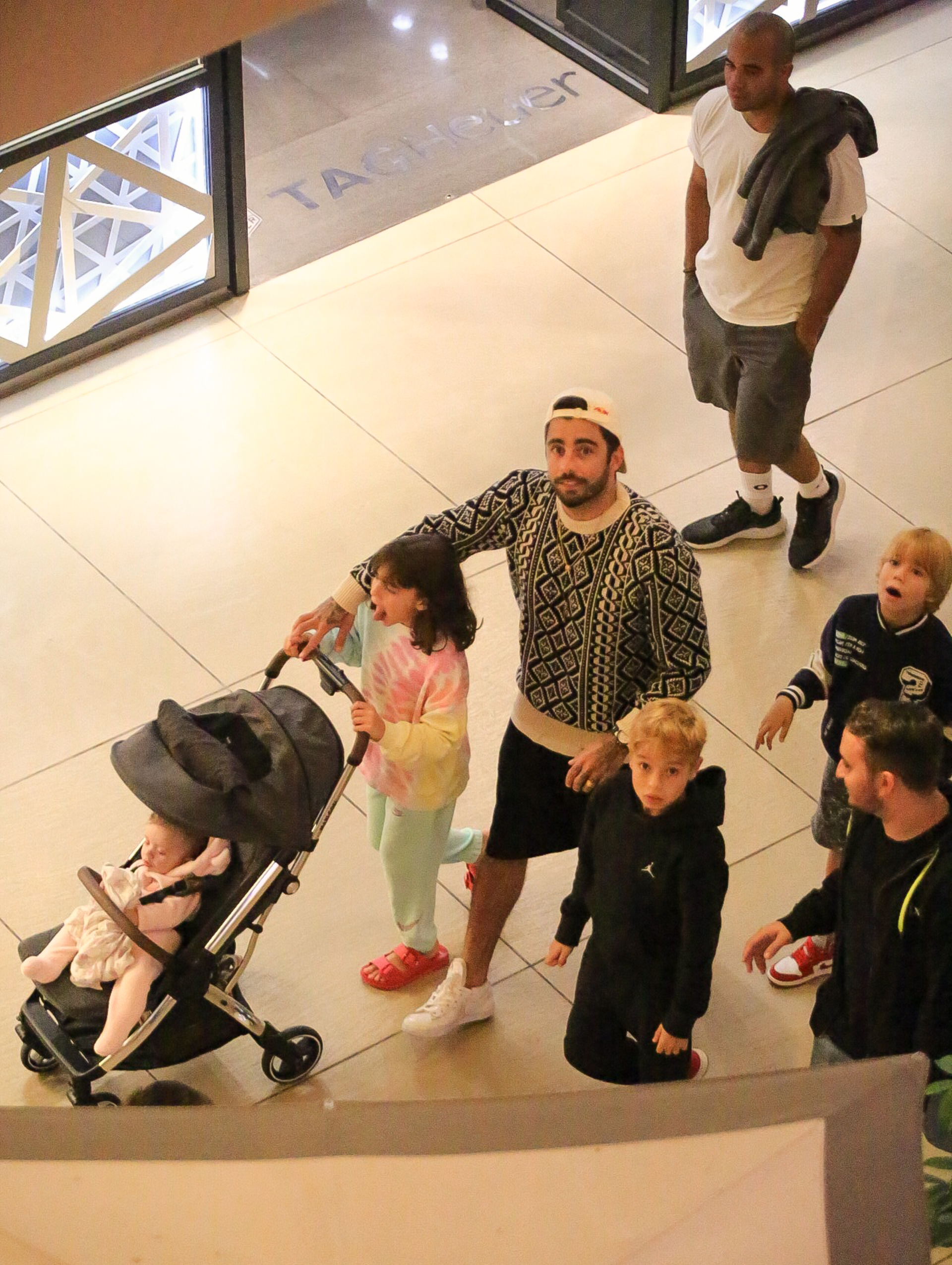 Pedro Scooby com os filhos em shopping