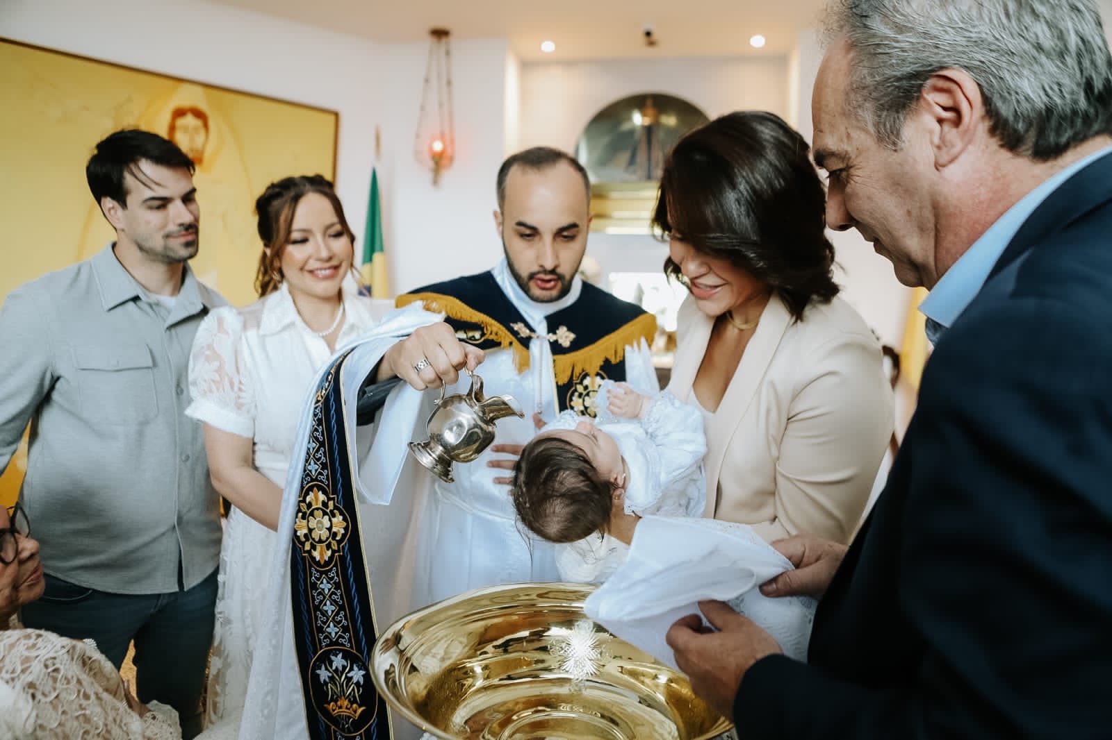 Renata Dominguez mostra fotos do batizado da filha