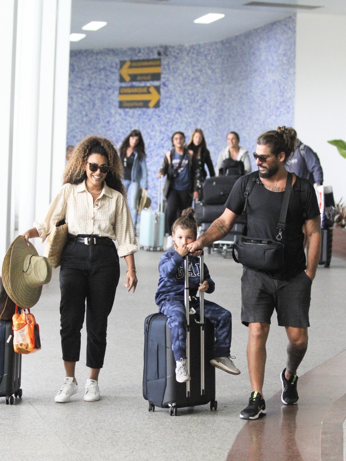 Sheron Menezzes é flagrada no aeroporto com o filho e o marido