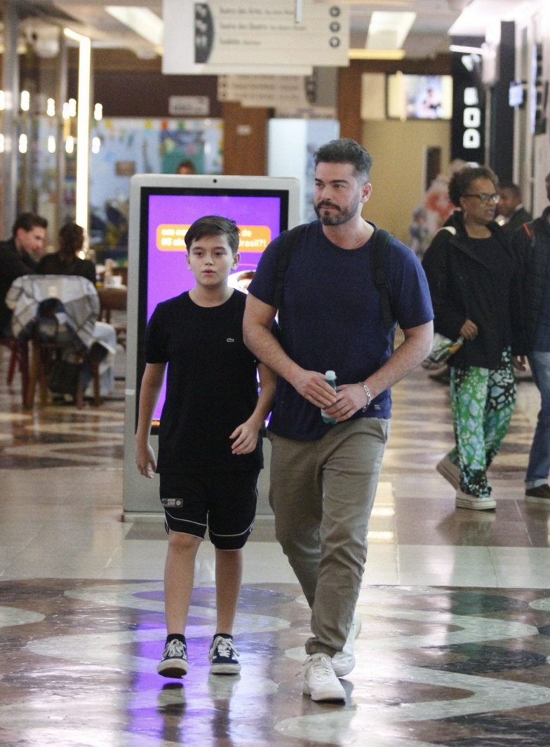 Sidney Sampaio faz rara aparição em público com o filho de 12 anos