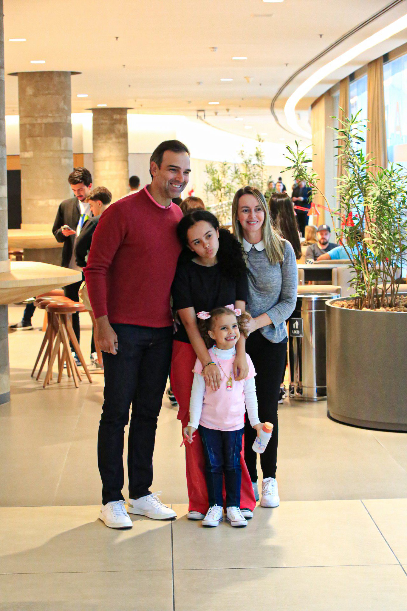 Tadeu Schmidt passeia em shopping com a família