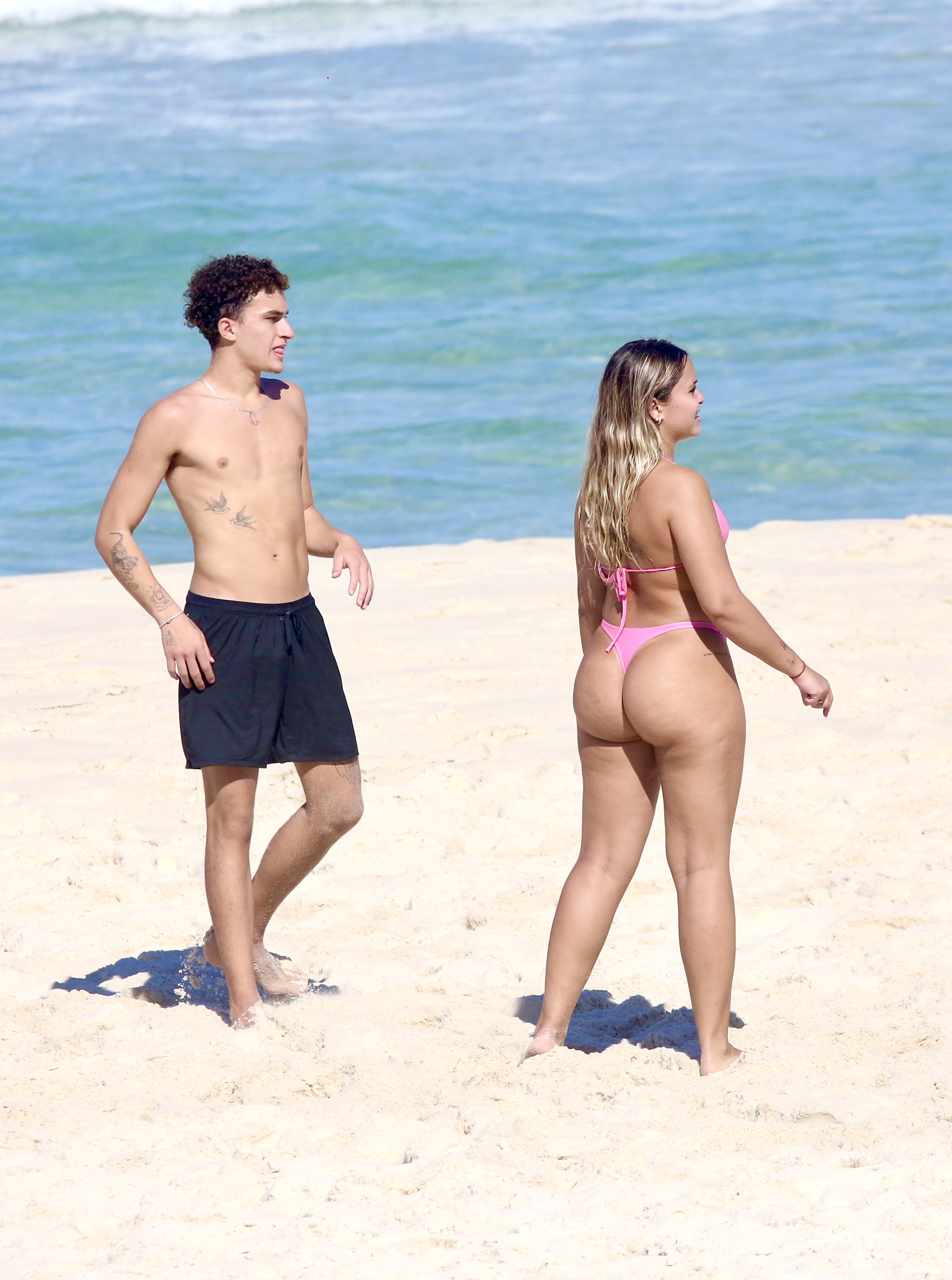 Ator ex-Carrossel na praia com a namorada