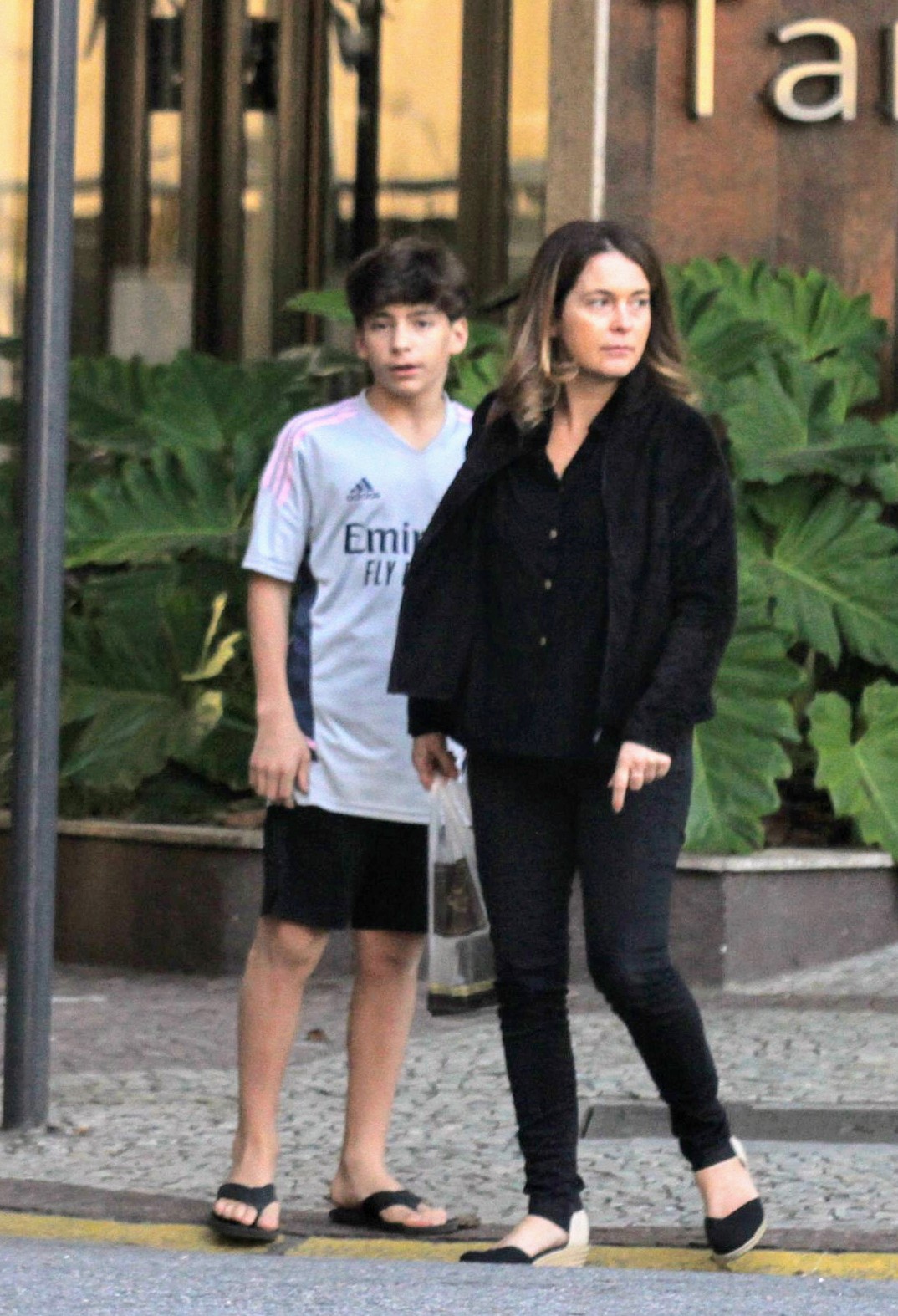 Claudia Abreu curte passeio com um dos filhos