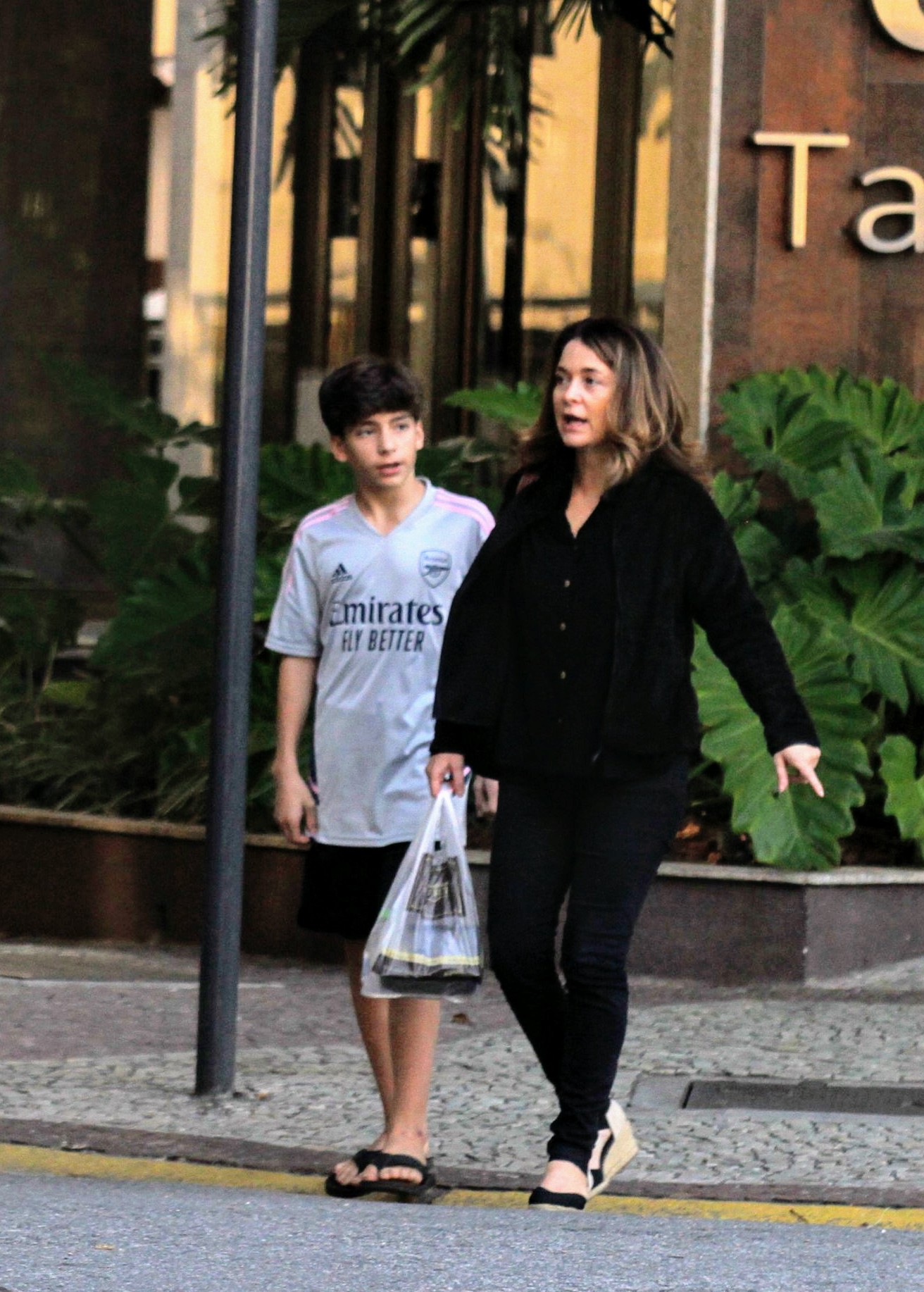 Claudia Abreu curte passeio com um dos filhos