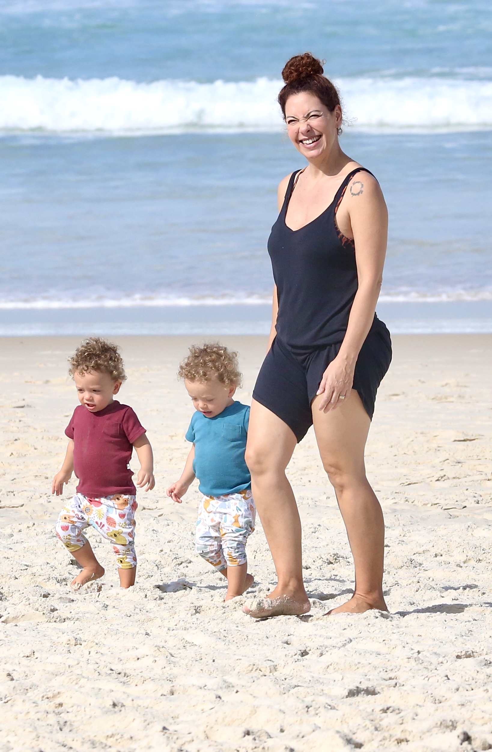 Fabiula Nascimento é flagrada na praia com os filhos gêmeos