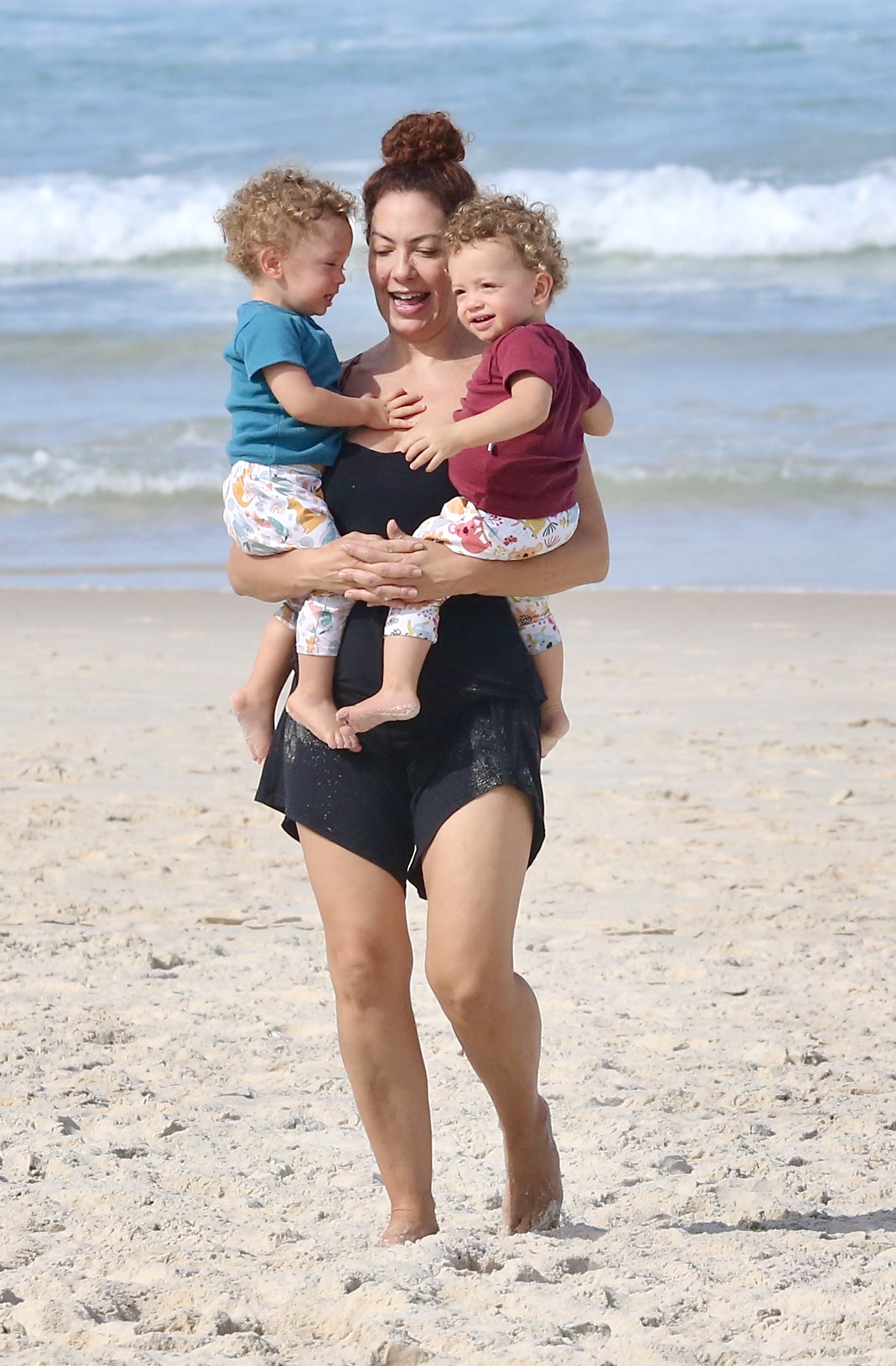 Fabiula Nascimento é flagrada na praia com os filhos gêmeos