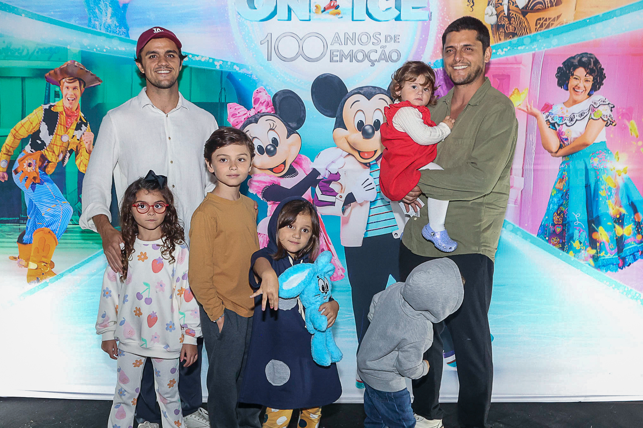 Felipe Simas e Bruno Gissoni com os filhos