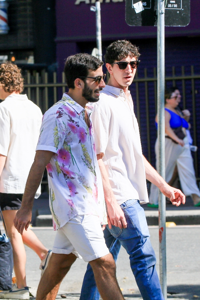 Johnny Massaro, de Terra e Paixão, surge com o namorado em passeio no Rio de Janeiro