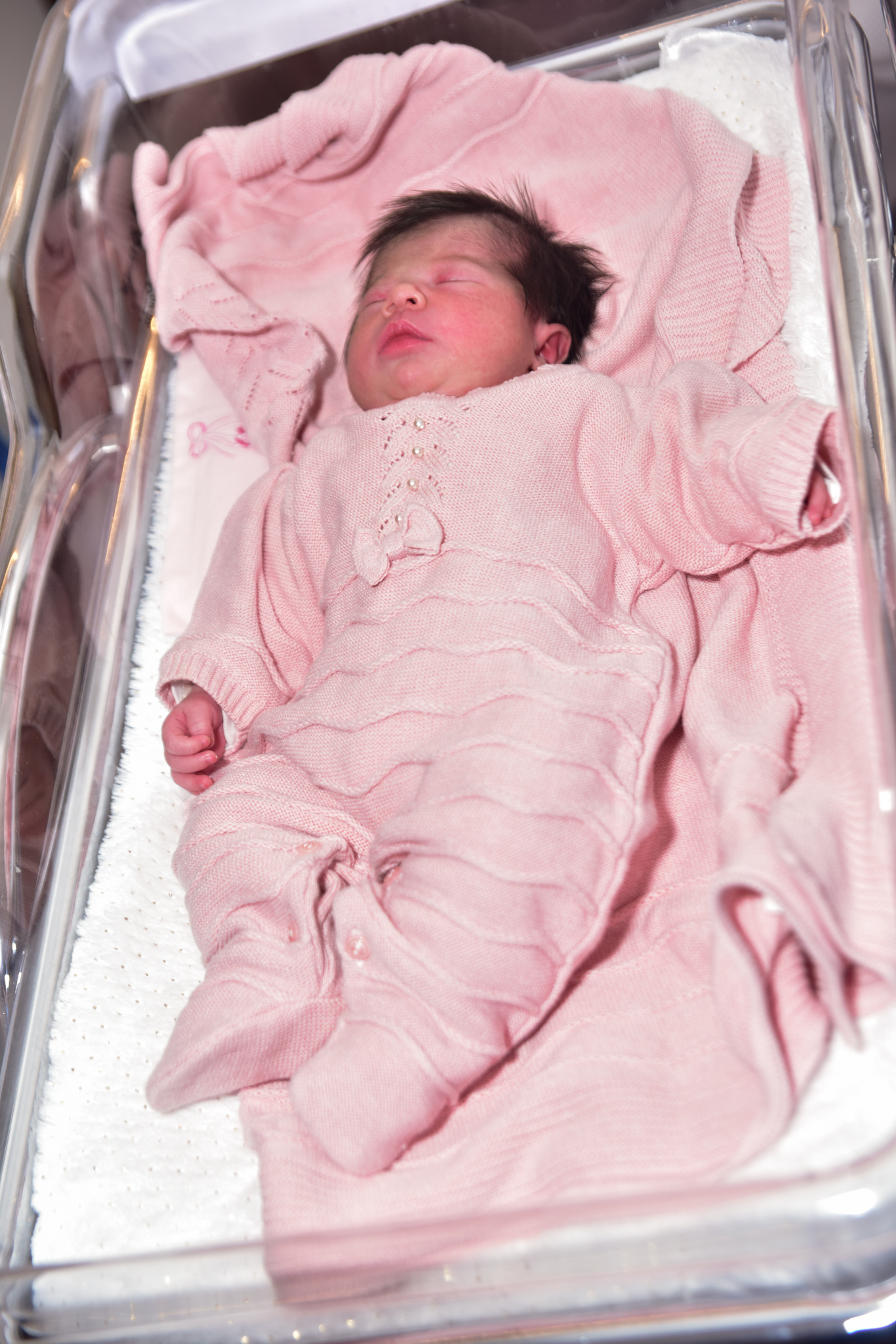 Jottapê mostra o rosto da filha recém-nascida pela primeira vez