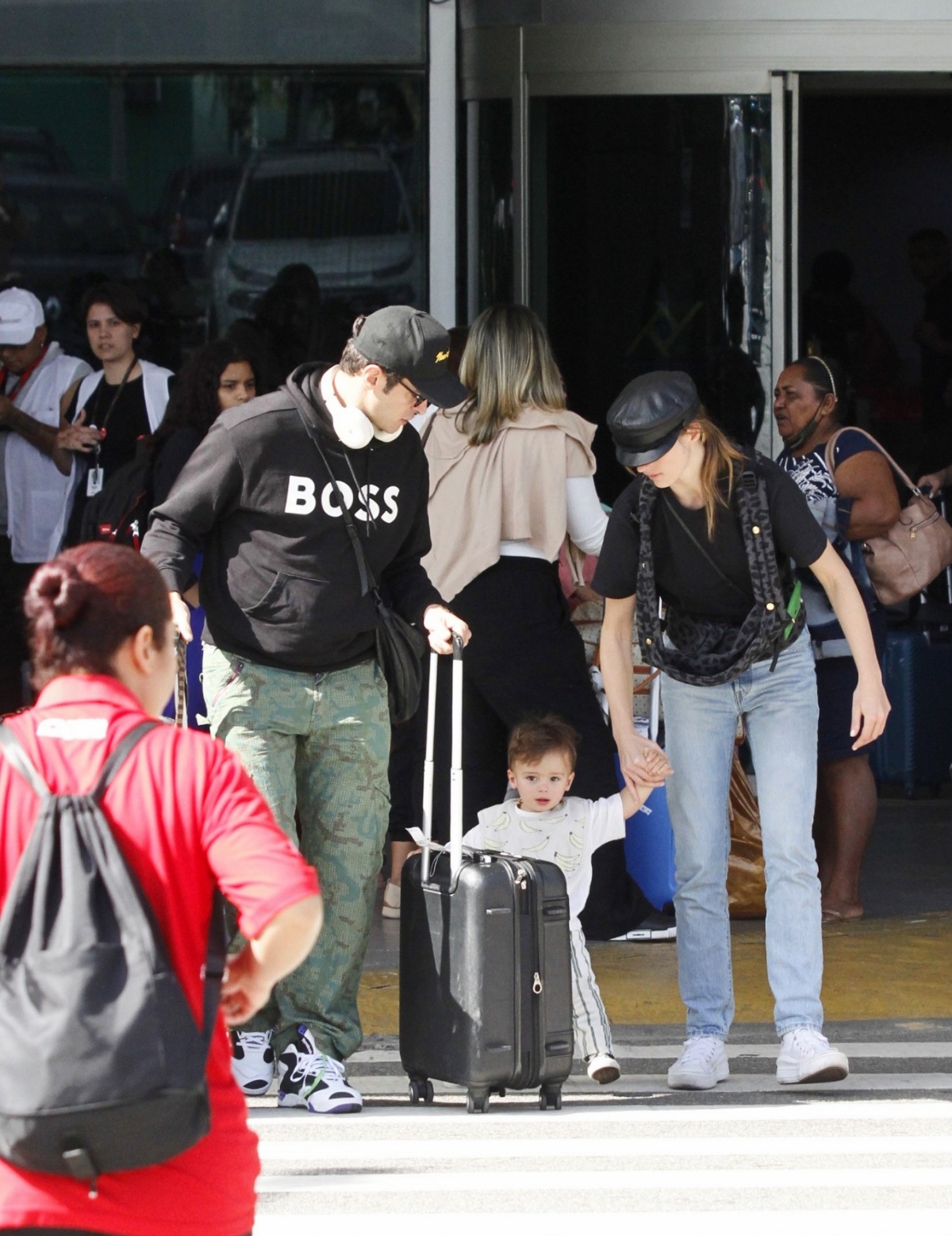 Leandro Lima é fotografado com a família no aeroporto