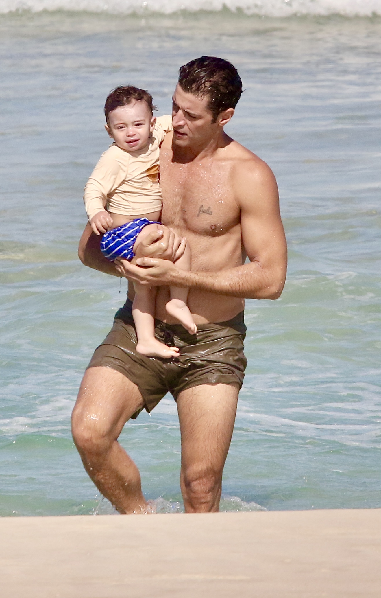Leandro Lima curte dia na praia com o filho caçula, Toni