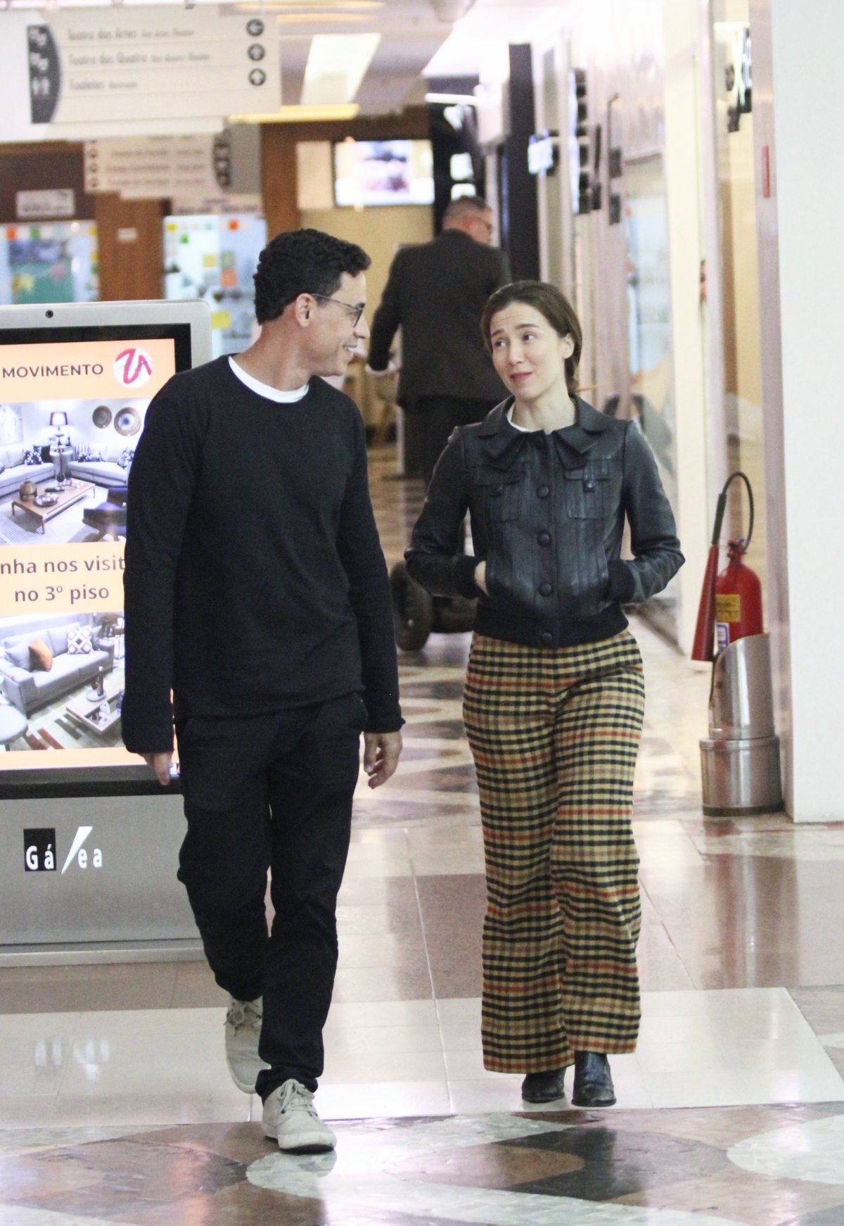Marjorie Estiano curte passeio com o namorado em shopping no RJ