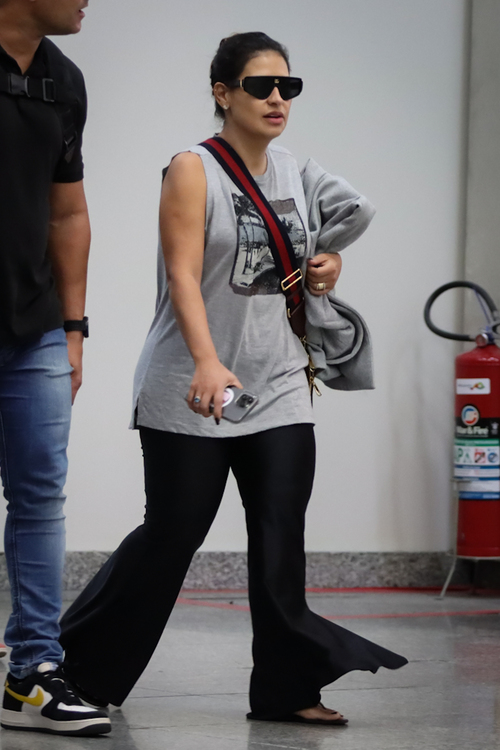 Simone Mendes foi flagrada ao sair de aeroporto no Rio de Janeiro