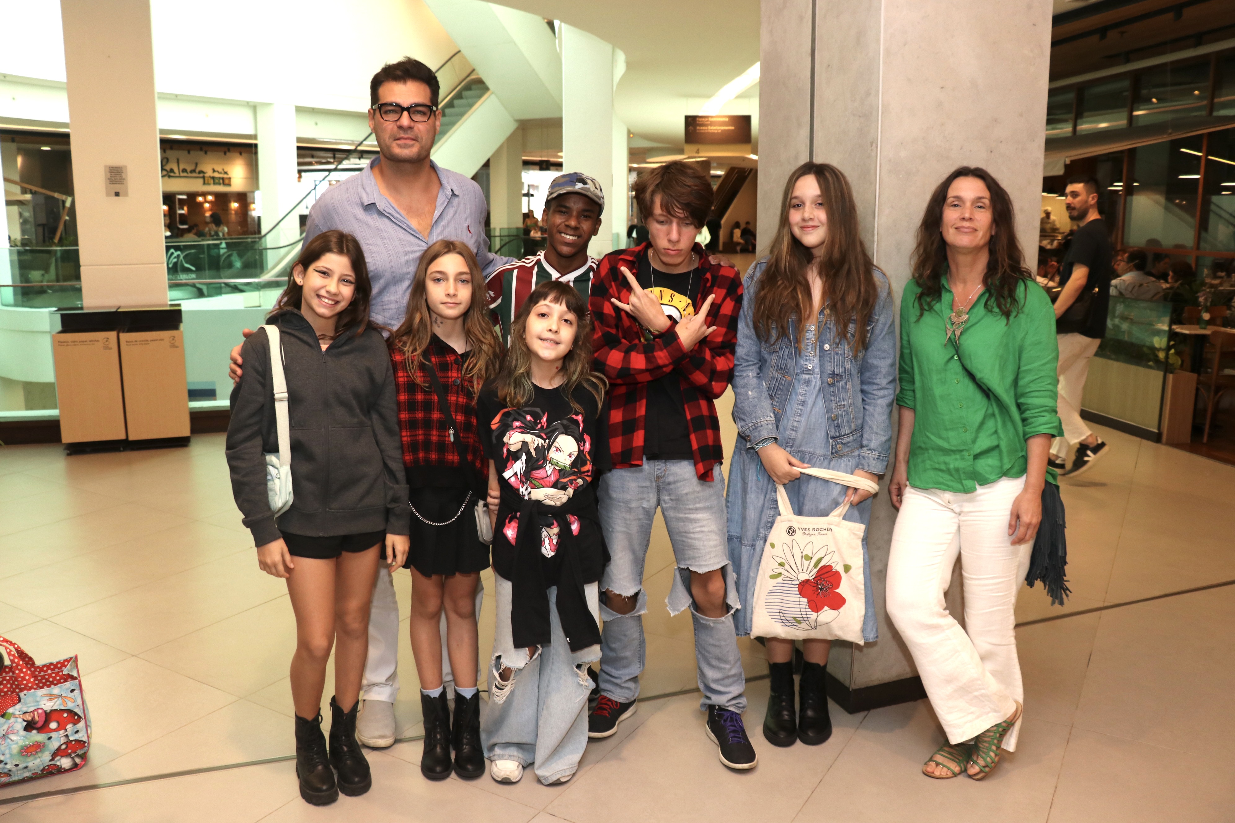 Thiago Lacerda surge com a família no cinema